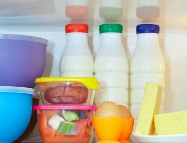 Αυτός είναι ο λόγος που πρέπει να αποθηκεύουμε τα γιαούρτια γυρισμένα ανάποδα στο ψυγείο